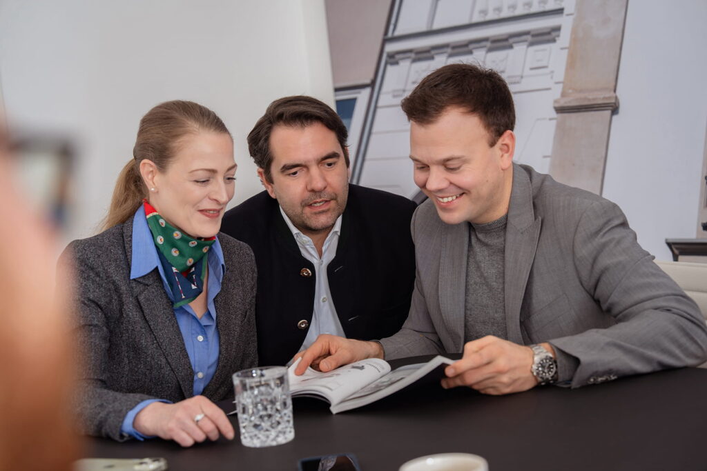 Oliver Carl Andreas Kurowski und Esther Bergmann am Besprechungstisch